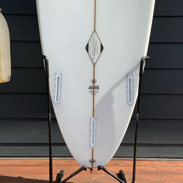 Load image into Gallery viewer, Arakawa Avis 7&#39;6 x 21 ¾ x 3 Surfboard • USED
