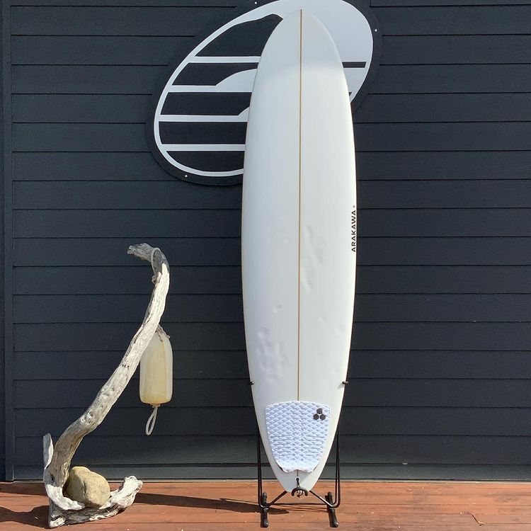 Load image into Gallery viewer, Arakawa Avis 7&#39;6 x 21 ¾ x 3 Surfboard • USED
