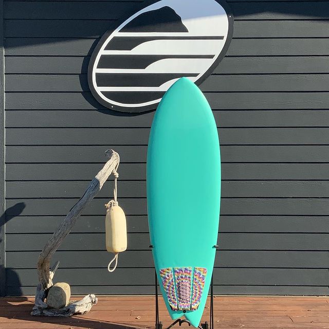 Load image into Gallery viewer, Bauer Aysm Fish 5&#39;6 x 20 x 2 ½ Surfboard • USED
