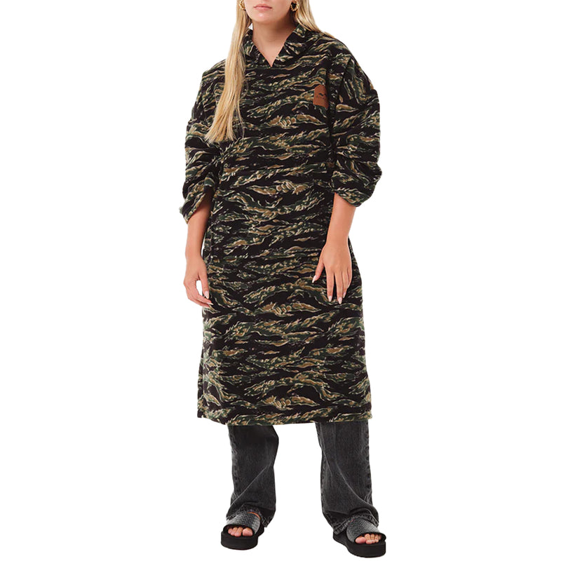 Load image into Gallery viewer, Slowtide Major Chilling Fleece Hooded Changing Poncho
