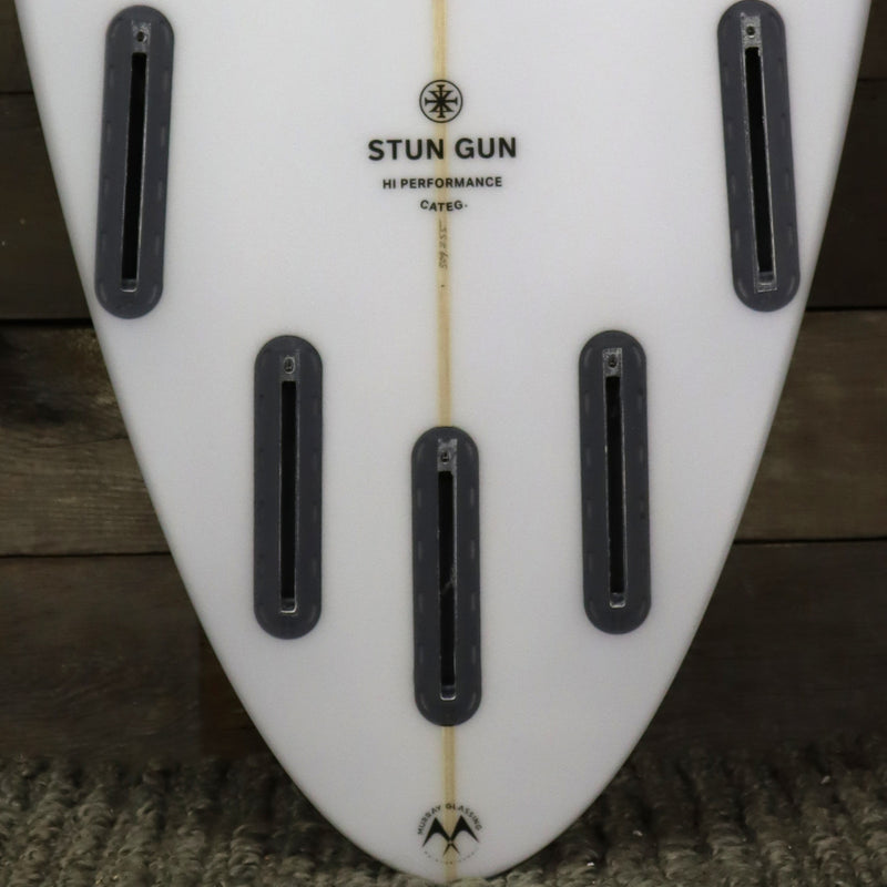 Load image into Gallery viewer, Arakawa Stun Gun 7&#39;2 x 20 ½ x 3 ⅛ Surfboard
