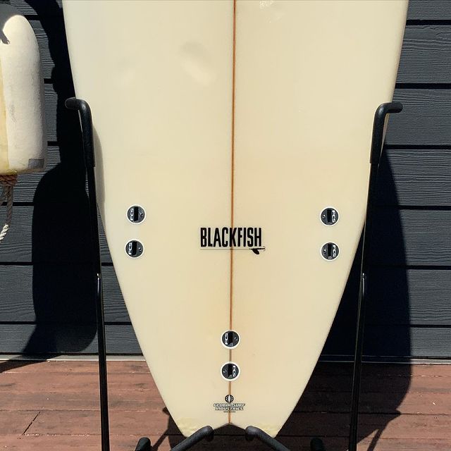 Load image into Gallery viewer, Modern Blackfish 6&#39;0 x 20 ¾ x 2 ⅝ Surfboard • USED
