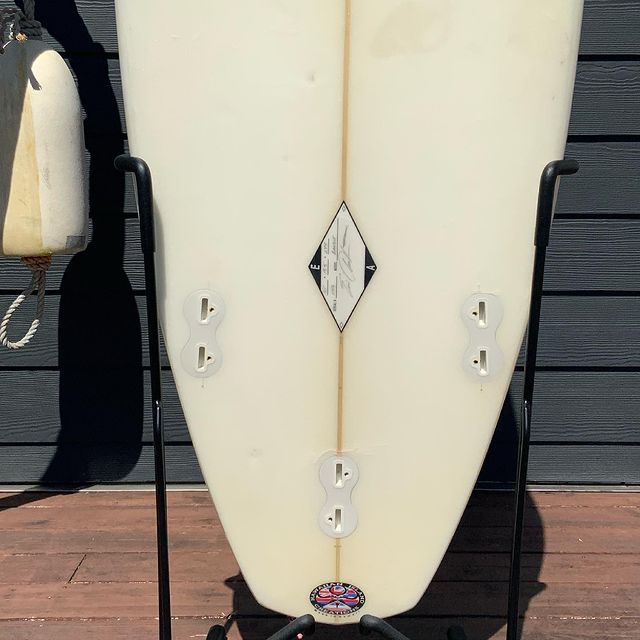 Load image into Gallery viewer, Arakawa Bandit 6&#39;1 x 19 ½ x 2 7/16 Surfboard • USED
